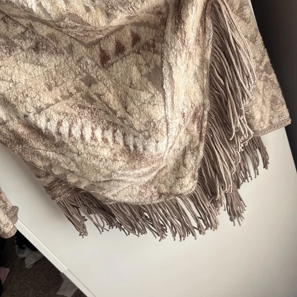 NEW WITH TAGS!! Lucky Brand fringe sweater. Size Large - Picture 5 of 7